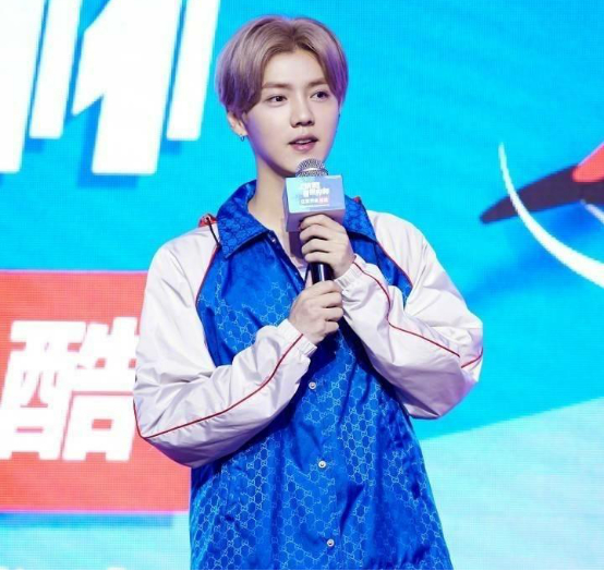 鹿晗西装革履解说世界杯,鹿晗踢世界杯球