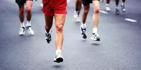 跑步跑到脚趾甲盖里面有水泡图片,跑步脚上出现黑趾甲该怎么处理