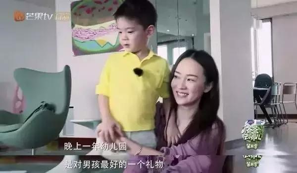 霍思燕为什么不让嗯哼上幼儿园,嗯哼四岁语言能力