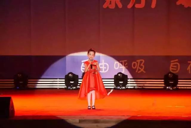 幼儿园教师用爱诠释教育,幼儿园教师陪伴让孩子们快乐成长