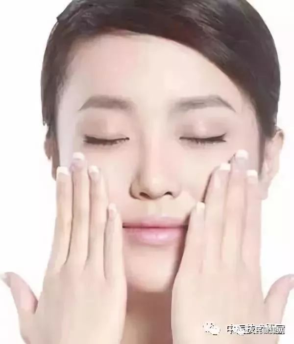 早起怎样揉肚子治便秘,早上起床便秘揉肚子教程