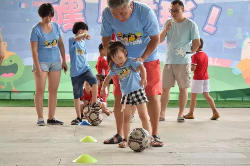 刚刚过去的父亲节，我和孩子在这里踢了一场世界杯