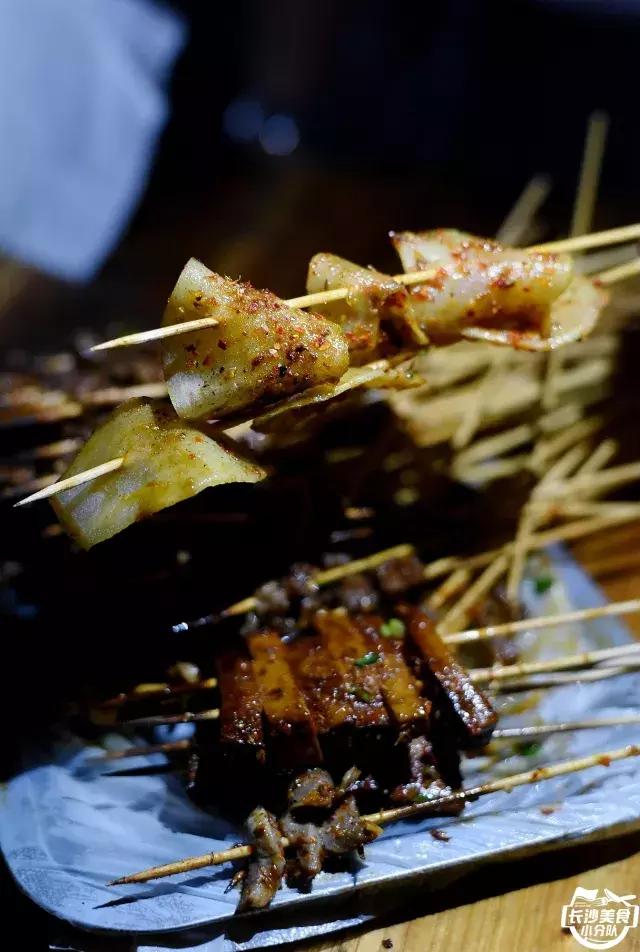 不管有没有世界杯，这家几平方的无名烧烤摊，牛肉串都要预定！