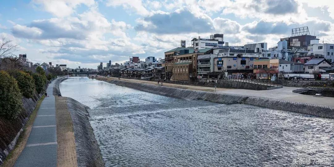 国内安藤忠雄的作品越来越多，但离“清水混凝土诗人”越来越远