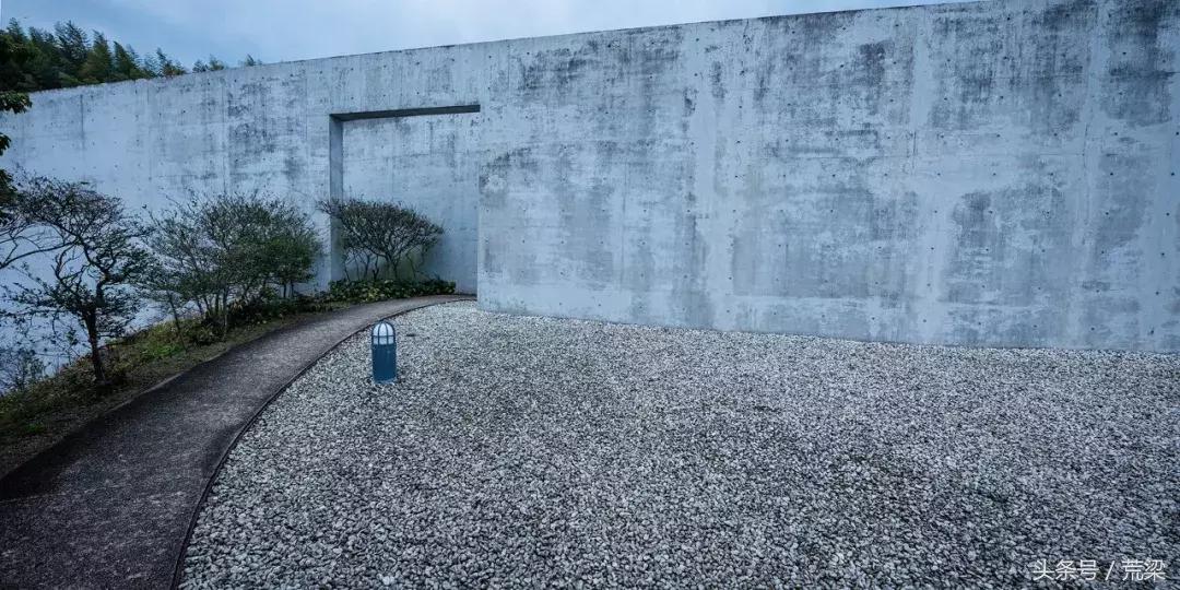 国内安藤忠雄的作品越来越多，但离“清水混凝土诗人”越来越远