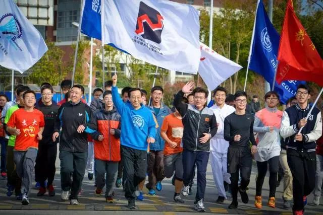 张杰了解谢娜完整版,张杰认识谢娜的视频