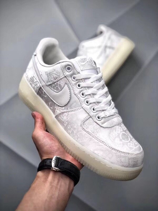 AJ1橘红、yeezy白斑马、ClotXAF1白丝绸、黑*弹子**哪双会更style