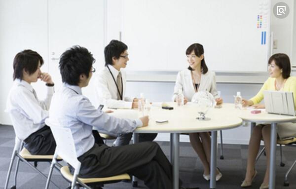 女面试官：现在亲我的嘴，你能做到么？男子一个动作当场录取