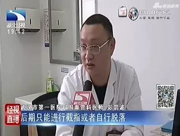 女儿为妈妈治脚气,女儿用84消毒液给妈妈洗脚