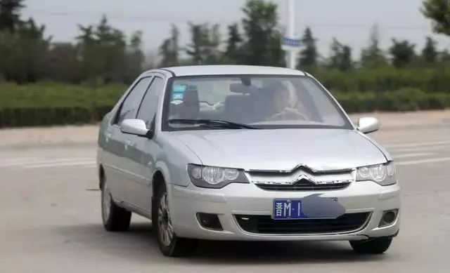 山西运城空港南区驾驶员科三考试道路出现百余辆黑车“李鬼”，交通安全隐患亟待消除