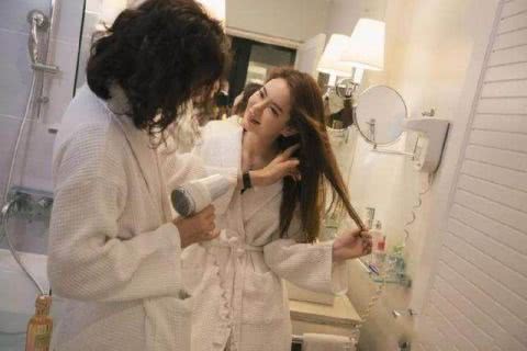 戚薇与老公李承铉晒出写真照，好养眼！女儿摘掉墨镜后，都笑了