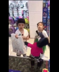 戚薇与老公李承铉晒出写真照，好养眼！女儿摘掉墨镜后，都笑了