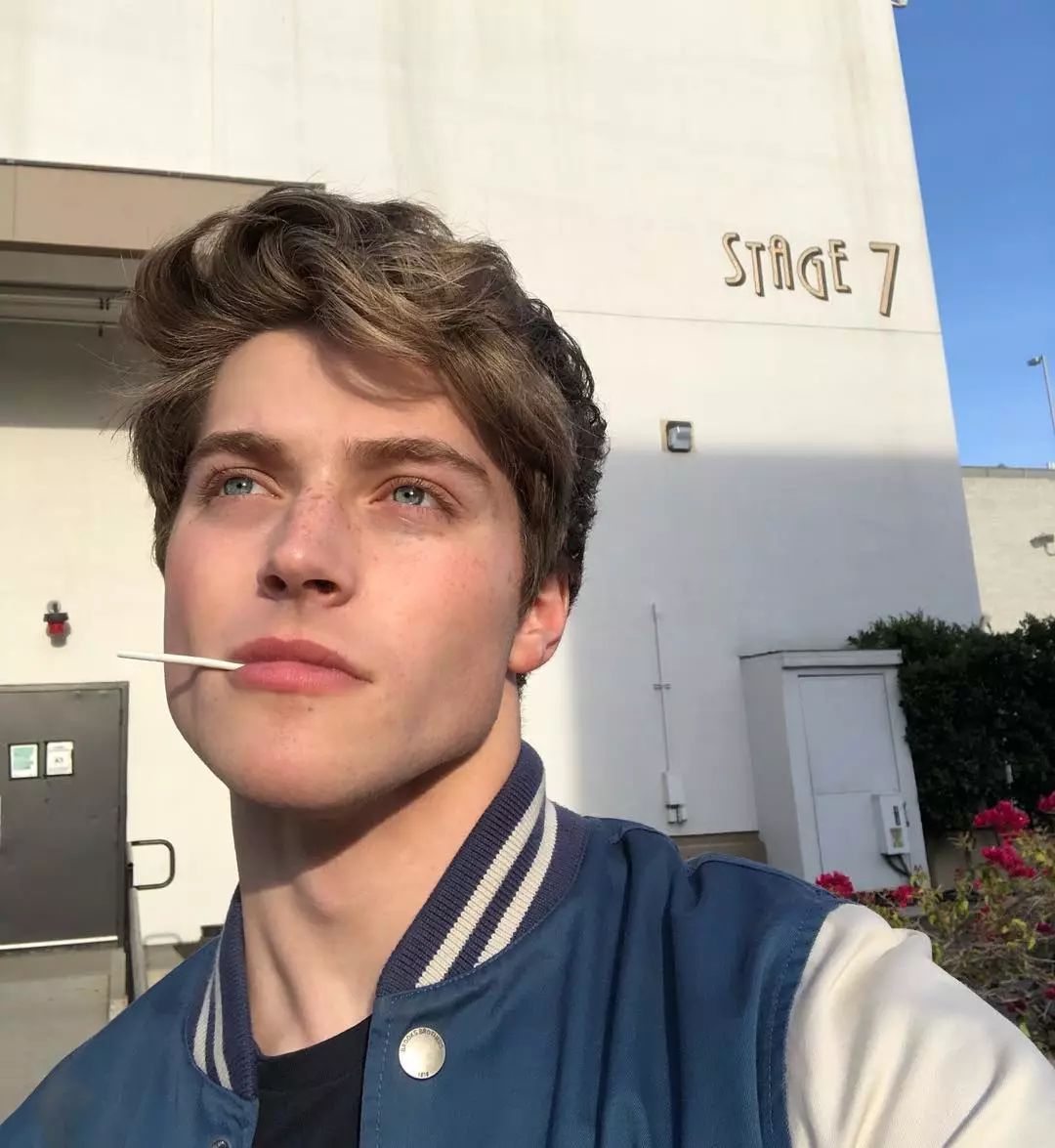 突然爆火男生,突然爆火的男孩是谁