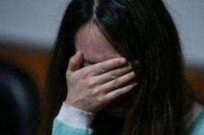 十八岁女孩脸上长满青春痘怎么办,15岁女孩脸上青春痘