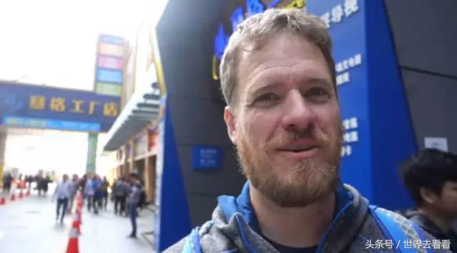 老外逛华强北组装苹果手机,外国人华强北组装苹果