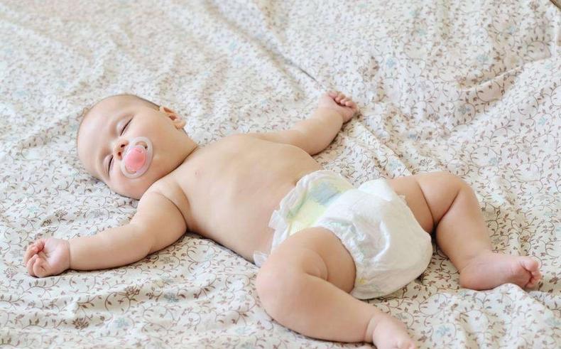 婴儿缺钙出汗和热出汗的区别,小孩不缺钙但睡觉就一直出汗