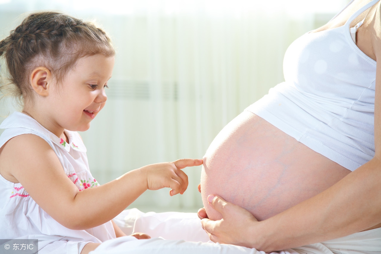 胎儿听爸爸说话胎动,孕妈听见婴儿的声音有胎动