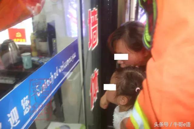 小孩子的手被门夹住了怎么弄出来,小女孩手指被门夹完整版