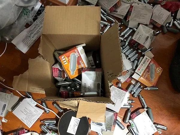 杭州3女1男手臂割伤，眼圈发黑送医！警察推开房门惊呼：不要命了！