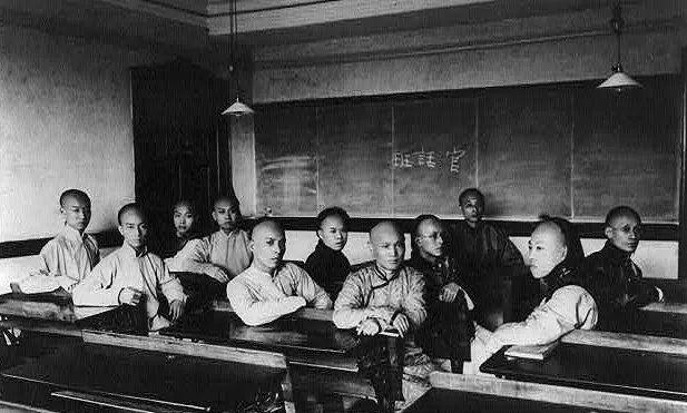 古代皇帝和不同地区大臣怎么交流,古代没有普通话上朝时怎么交流啊