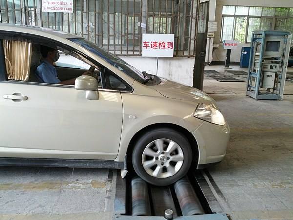 汽车玻璃上贴几个标,汽车后玻璃贴标志怎么去掉