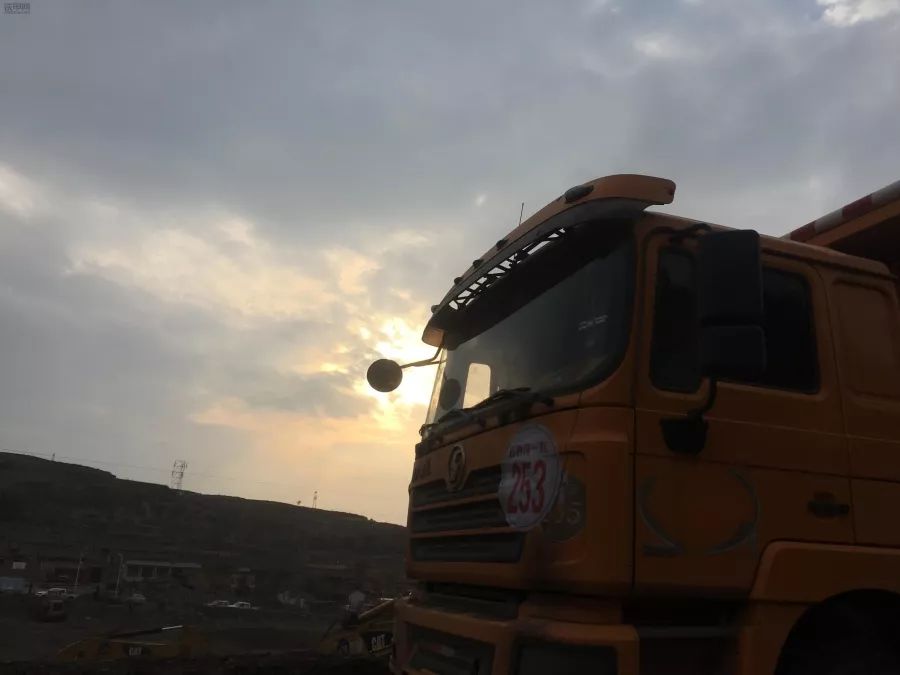 真“机”不怕火炼，李波驾驶沃尔沃挖机在“火焰山”讨生活