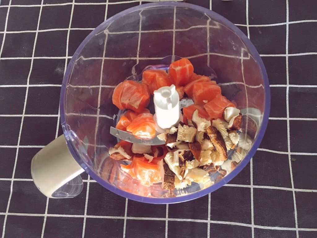 如何做三文鱼糕给八个月宝宝吃,8个月宝宝蛋黄三文鱼菠菜糕做法