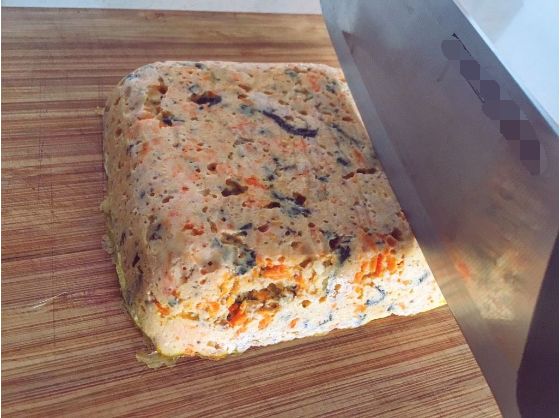 如何做三文鱼糕给八个月宝宝吃,8个月宝宝蛋黄三文鱼菠菜糕做法