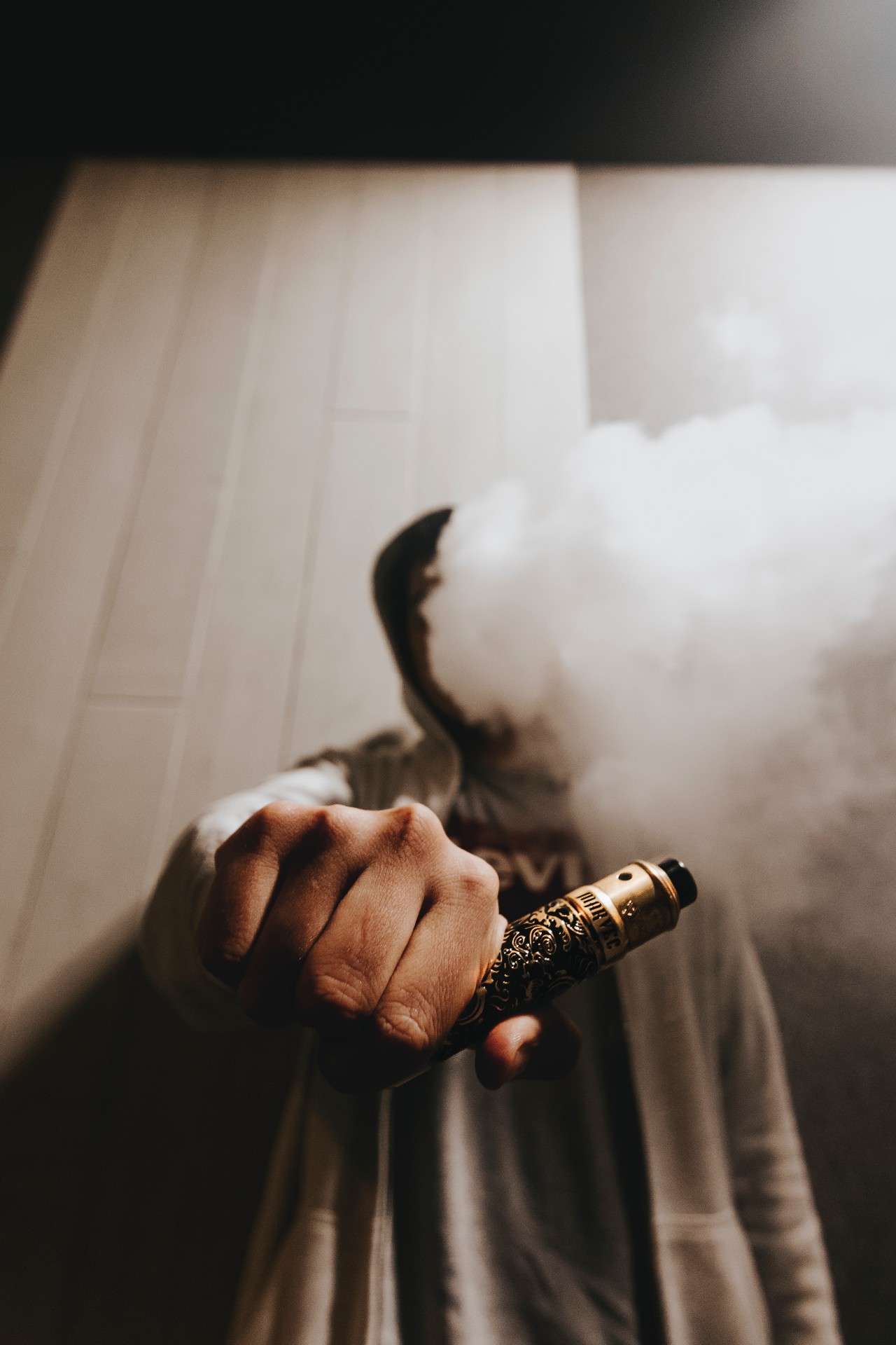 老师强迫学生喝茶,老师强迫学生吸烟违法吗