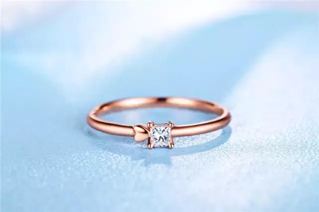 18k金钻戒小了能改大吗,18k金钻戒内侧有钢印吗