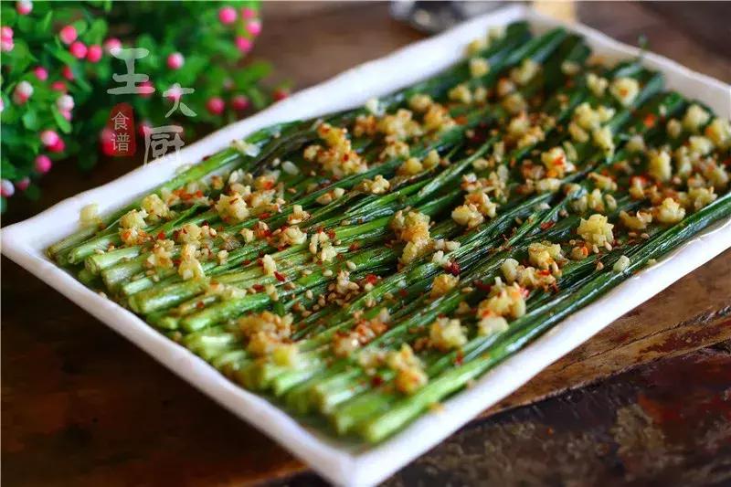 如何在家制作烧烤摊的烤韭菜,烧烤家庭版烤韭菜