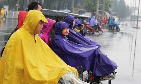 谁说雨天就不能很美很时髦，看完此文让你从此爱上暴雨！