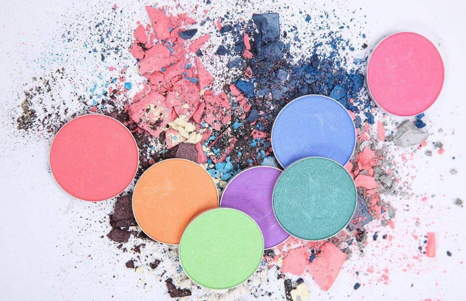 粉底液还是粉饼好,粉底液还是粉饼好用干皮