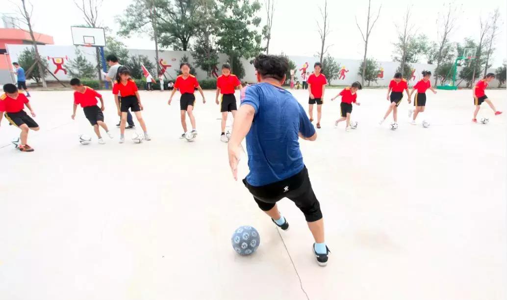 和梅西一起踢球是什么感觉,和梅西踢的一个老将