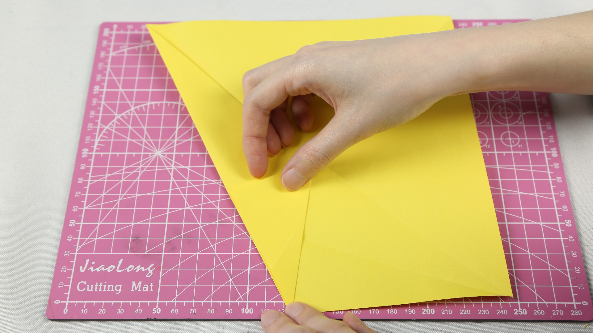 想要恐龙玩具，不用再去商场买了，姑娘教你巧用一张纸折出来