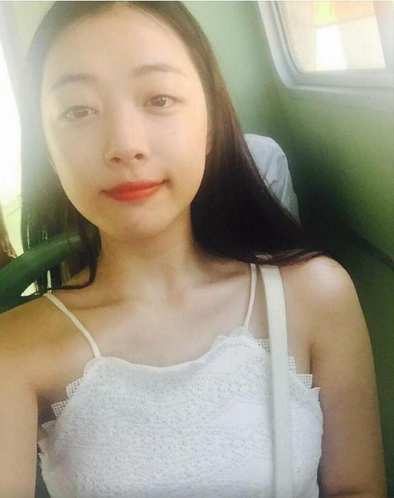 雪莉彻底放飞自我，真空自拍晒凸点照，网友：请把内衣穿上