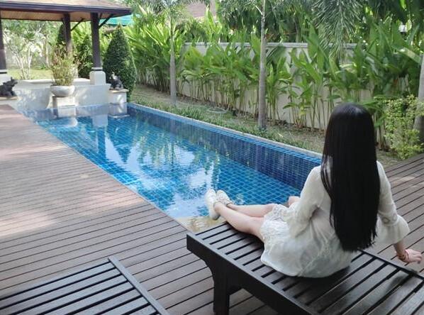 亲她的时候躲闪是为啥,想亲她怎么办