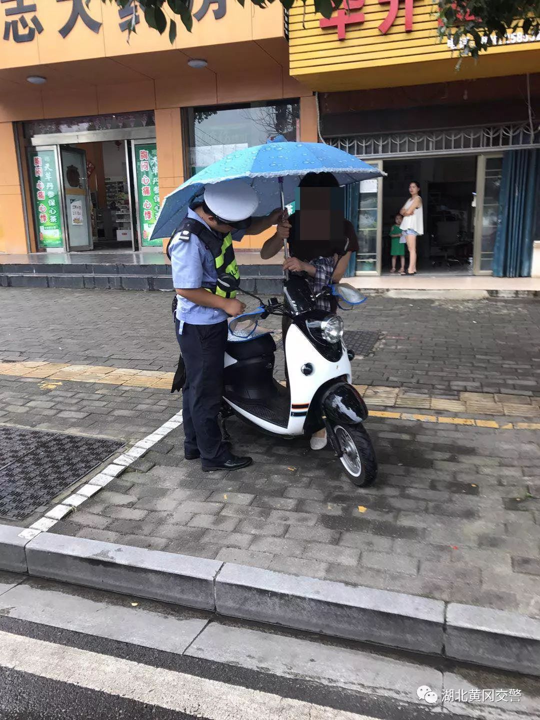 交警加装遮阳伞整治,交警电动车遮阳伞整治