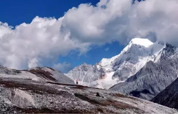 中国四川旅游看世界级的美景和可爱大熊猫，品尝当地火辣的美食！