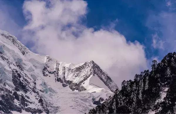 中国四川旅游看世界级的美景和可爱大熊猫，品尝当地火辣的美食！