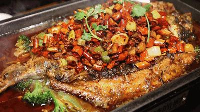 中国四川旅游看世界级的美景和可爱大熊猫，品尝当地火辣的美食！