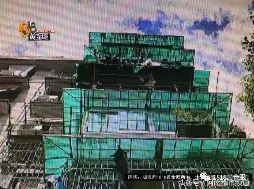 女子被邻居深夜提刀砍门,女子遭邻居提菜刀砍门后续