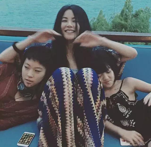 李嫣李老师照片,李亚鹏女儿李嫣的社交账号