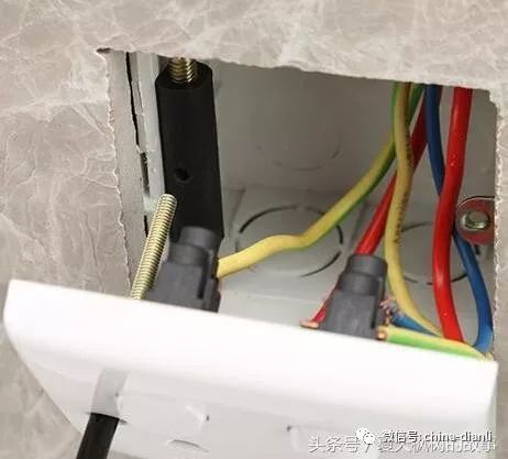 插座底盒两边螺丝坏了怎么安装,插座底盒螺丝孔坏修复