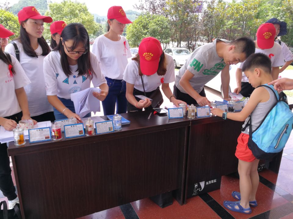 观山湖区多部门联合开展美沙酮维持治疗宣传进社区活动