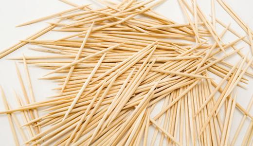 电动牙刷清理手机扬声器灰尘,用干净的牙刷弄手机灰尘