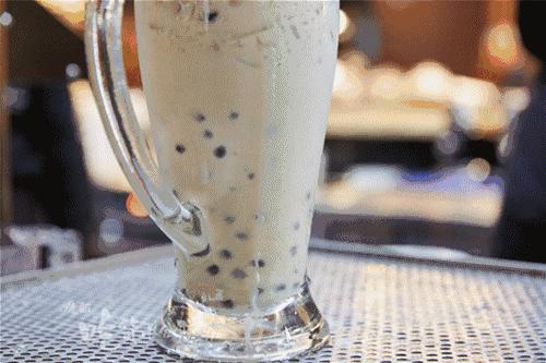 男孩长期喝奶茶长痛风结石,小伙喝珍珠奶茶得病