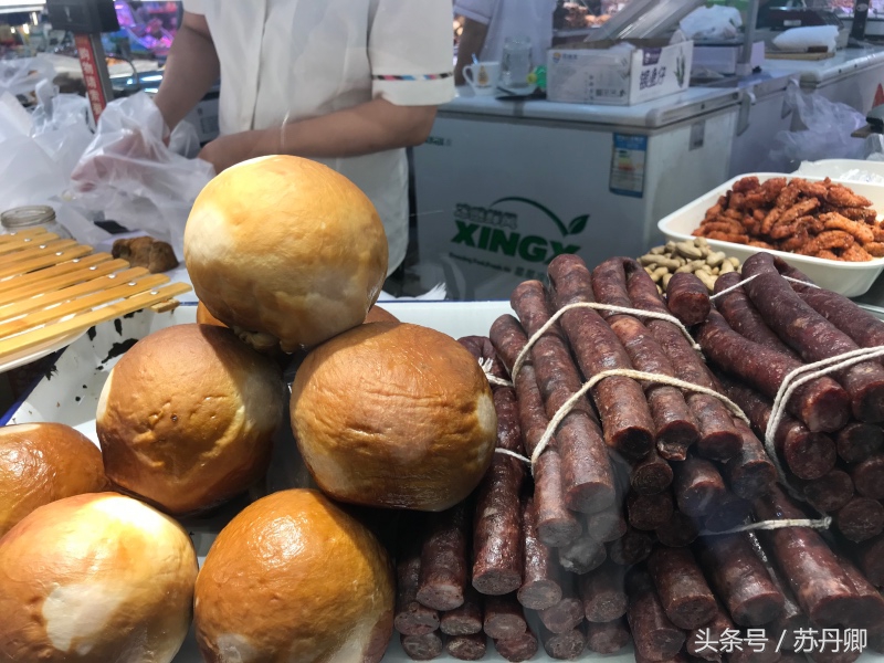 外国人品尝哈尔滨美食,外国人吃红肠