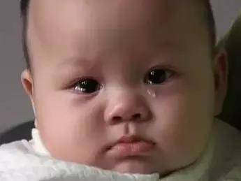 宝宝便秘眼屎多怎么回事,小孩上火眼屎多便秘怎么降火