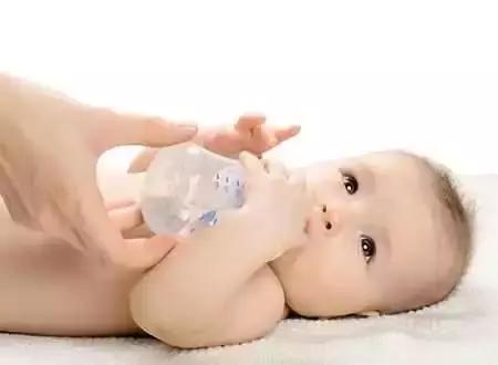 宝宝便秘眼屎多怎么回事,小孩上火眼屎多便秘怎么降火